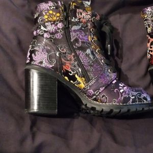 Women size 6 brocade bootie boot